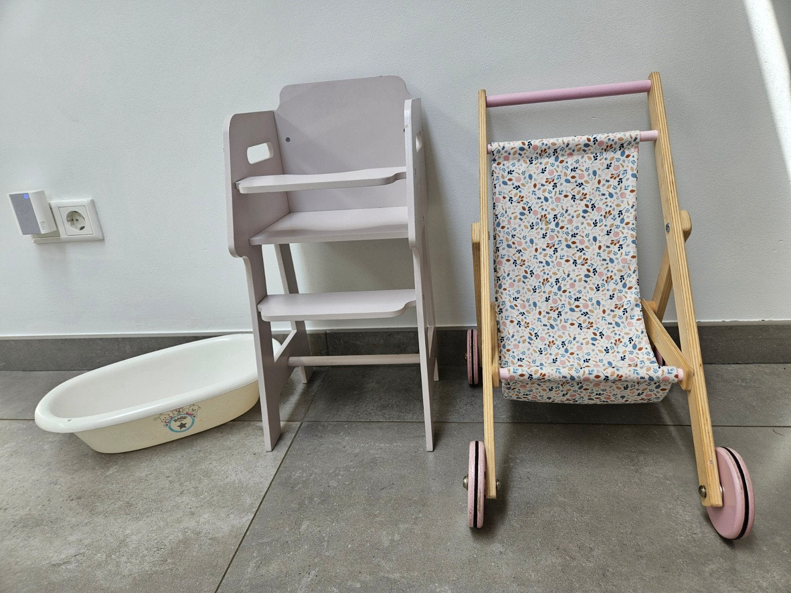 Poppenstoel, wandelwagen en badje voor poppen, Ophalen, Gebruikt, Babypop