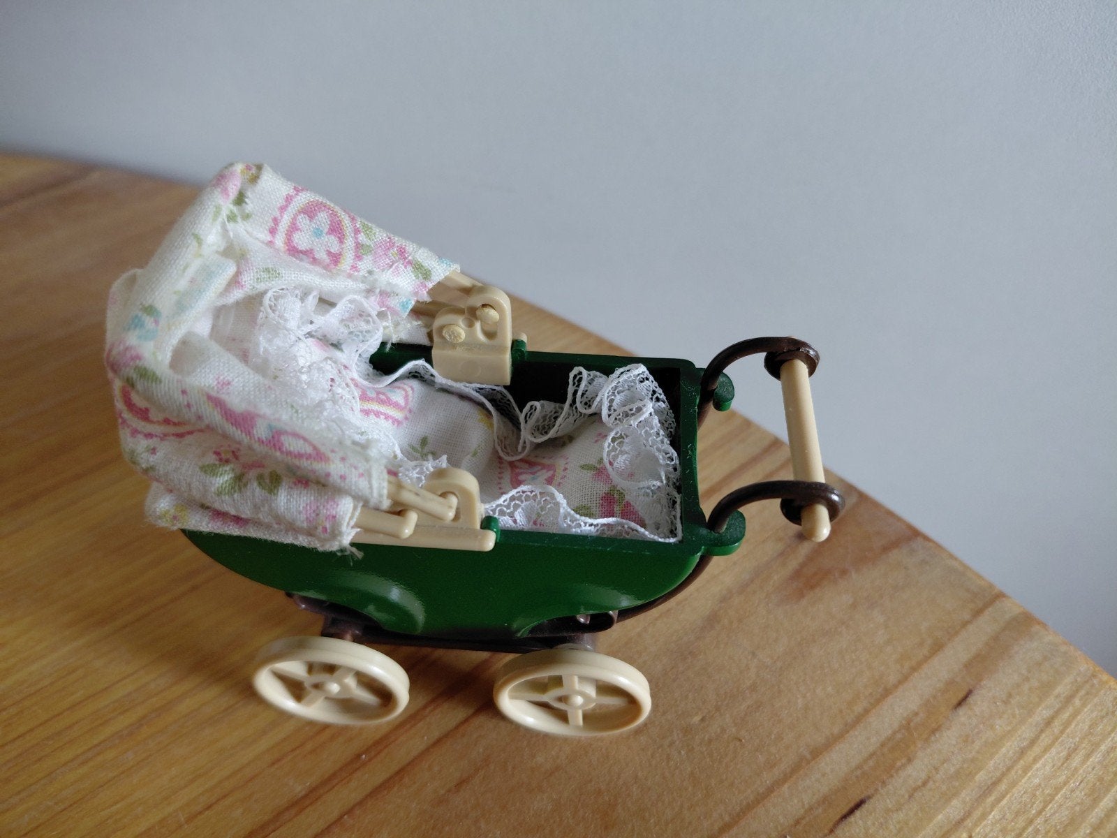 Sylvanian Families vintage groene wandelwagen, Ophalen of Verzenden, Zo goed als nieuw, Poppenhuis