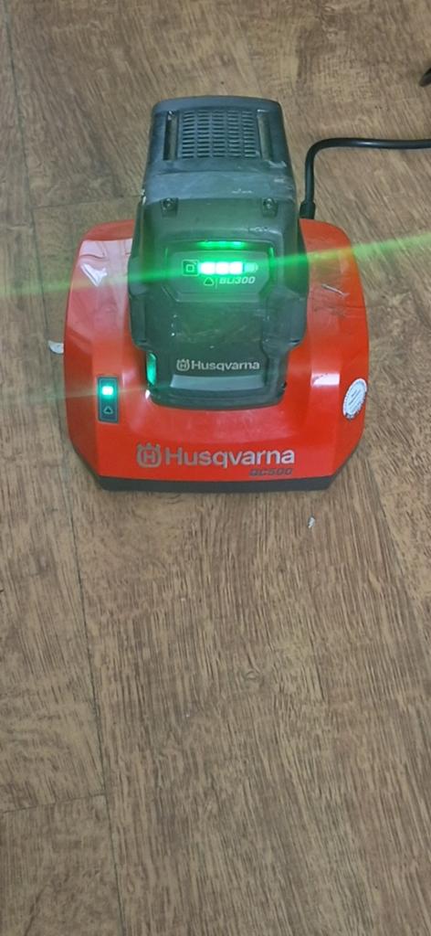 Husqvarna Lader QC500 met BLI300 Accu, Ophalen of Verzenden, Zo goed als nieuw