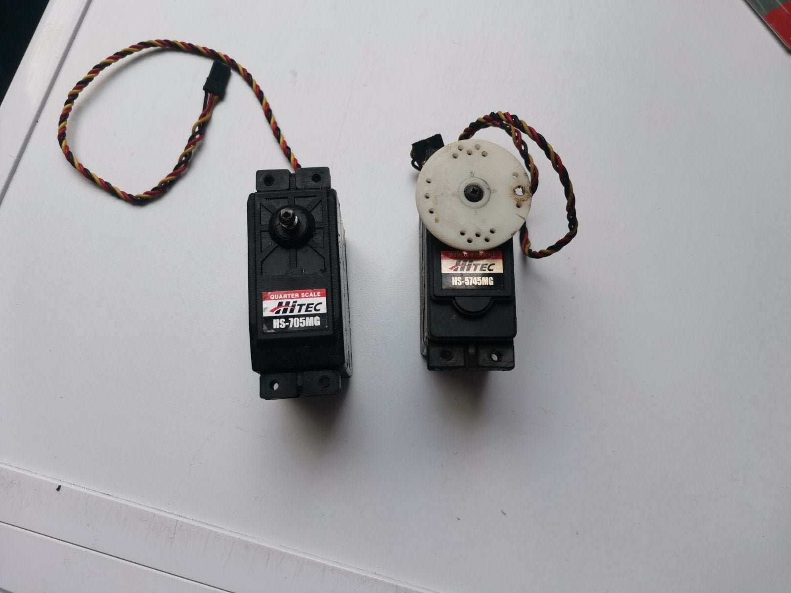 2x Hitec 1/5 schaal servo's (HS-705MG & HS-5745MG), Ophalen of Verzenden, Onderdeel