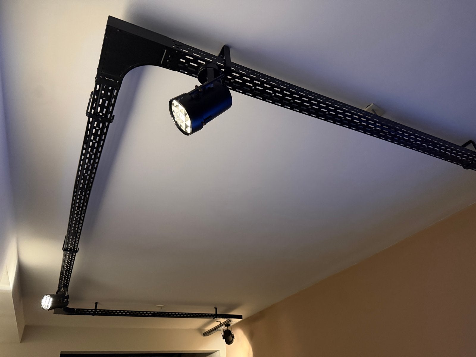 Meterslange rail met meerdere spots, Gebruikt, Ophalen of Verzenden, LED, Geschikt voor plafondmontage