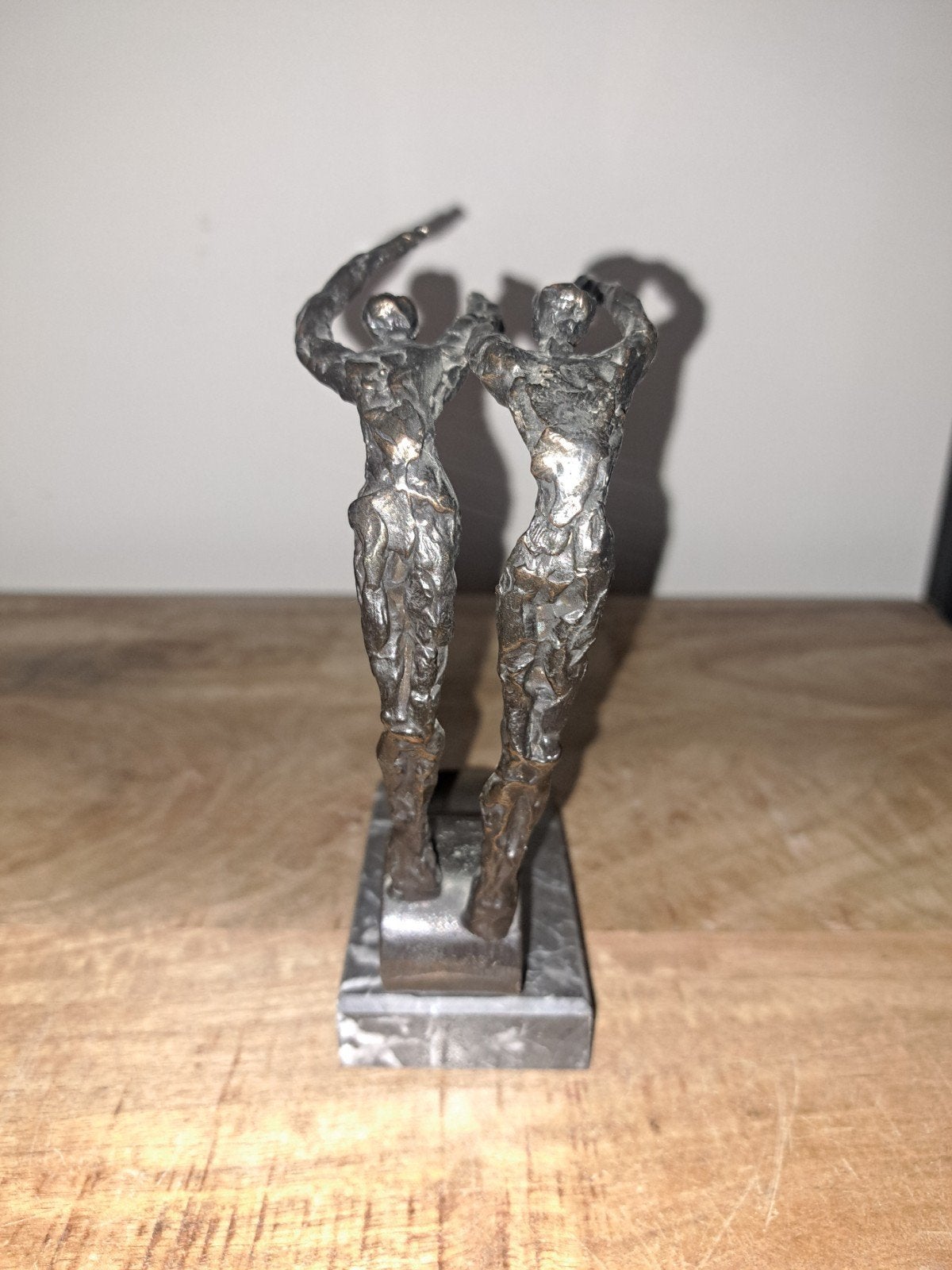 brons/legering beeld, Antiek en Kunst, Groep mensen, Minder dan 20 cm, Ophalen of Verzenden, Zwart