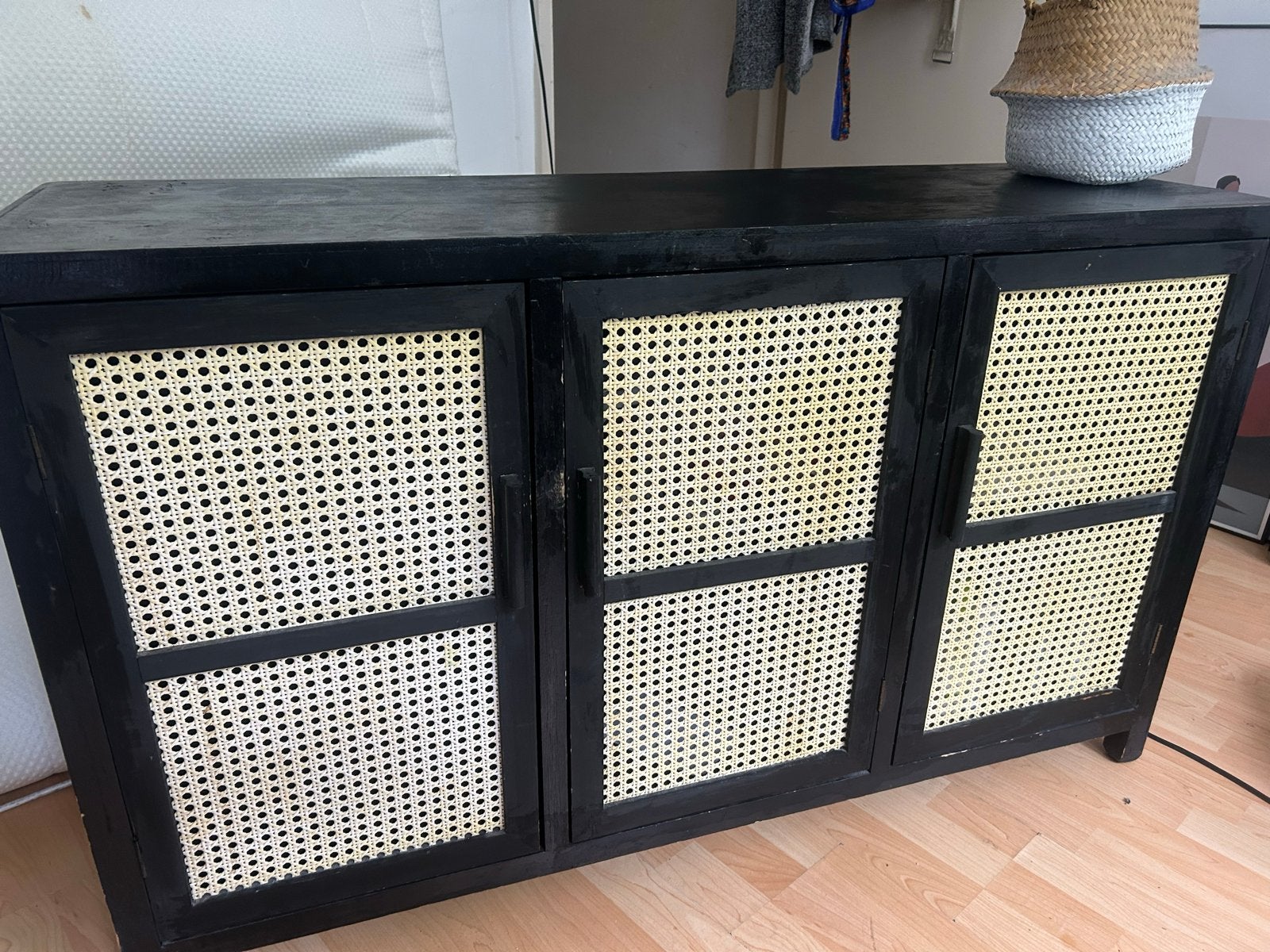 Zwart dressoir met rotan deuren, Huis en Inrichting, Kasten | Dressoirs, Gebruikt, 100 tot 150 cm, Ophalen of Verzenden, 25 tot 50 cm