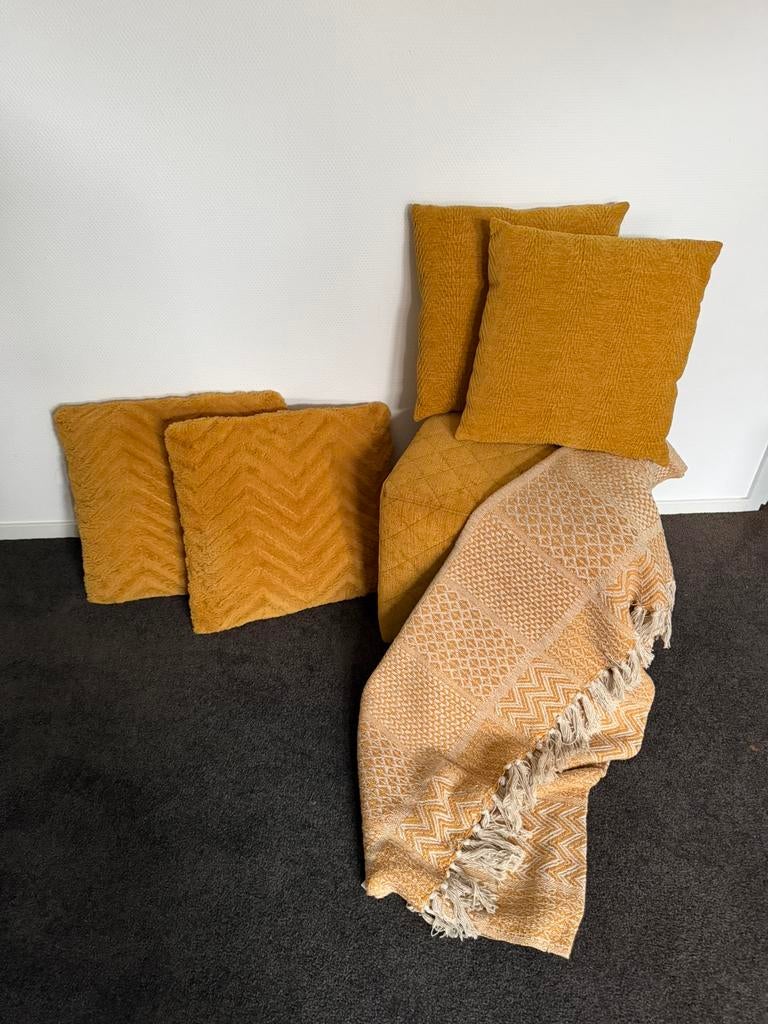 Gele kussens, kleed en poef, Huis en Inrichting, Ophalen, Zo goed als nieuw, Vierkant