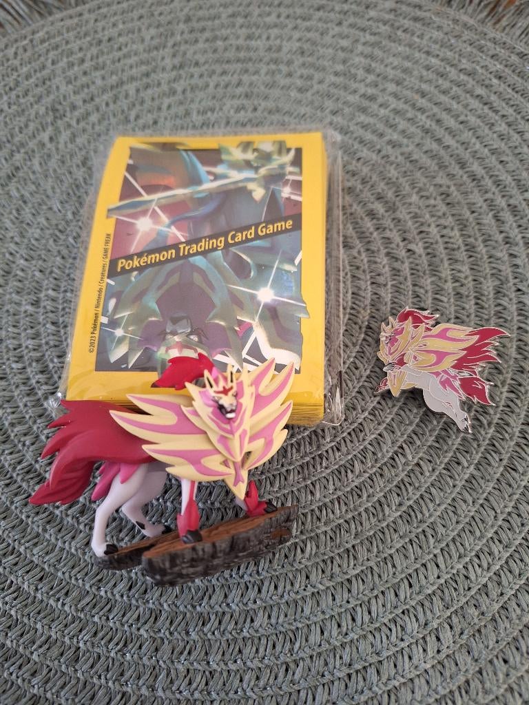 Pokémon Zamazente figure, pin en hoesjes, Ophalen of Verzenden, Nieuw, Overige typen