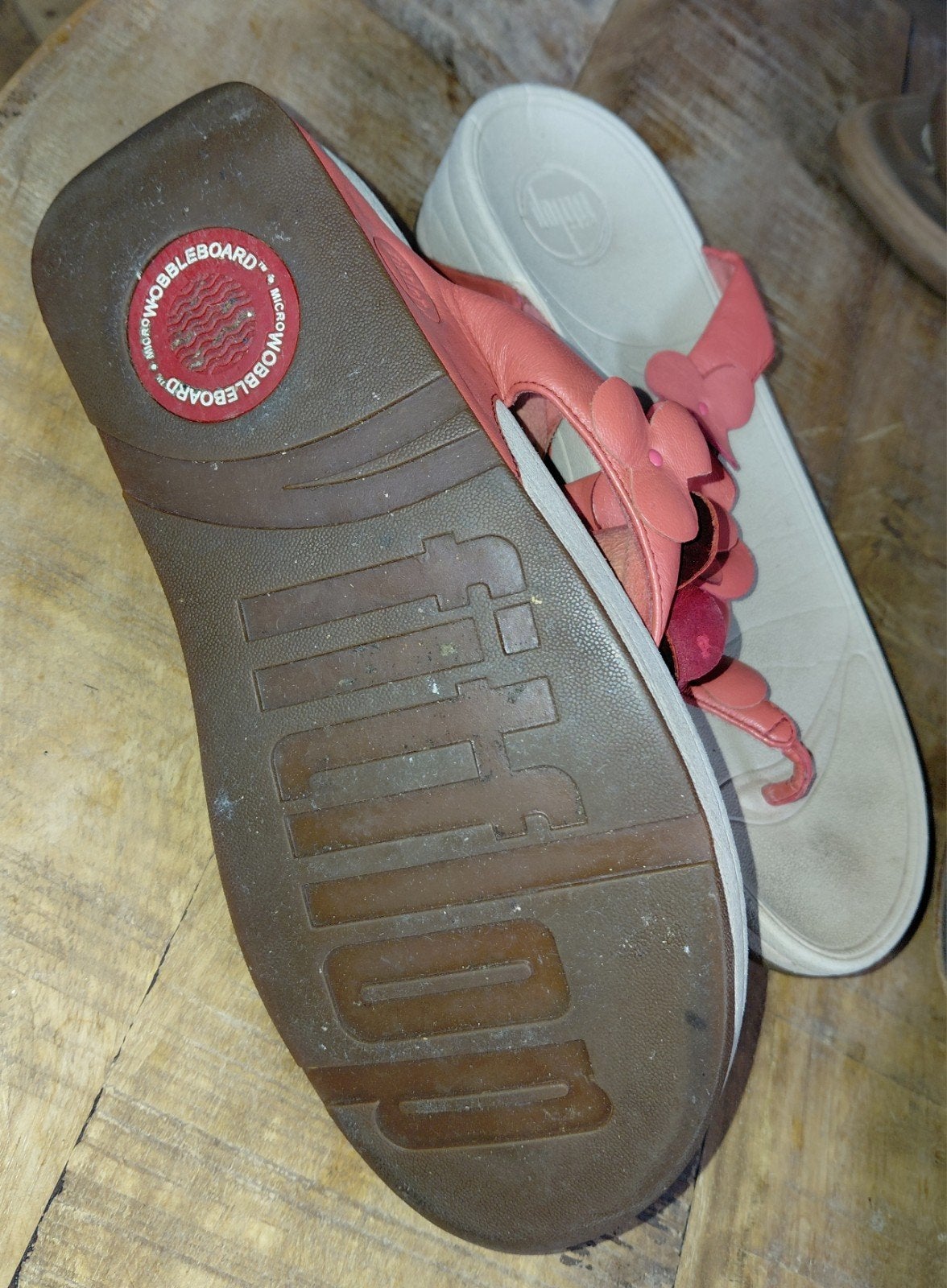 Fitflop slippers met bloemendetail - Maat 38, Kleding | Dames, Slippers, Ophalen of Verzenden, Fitflop, Roze