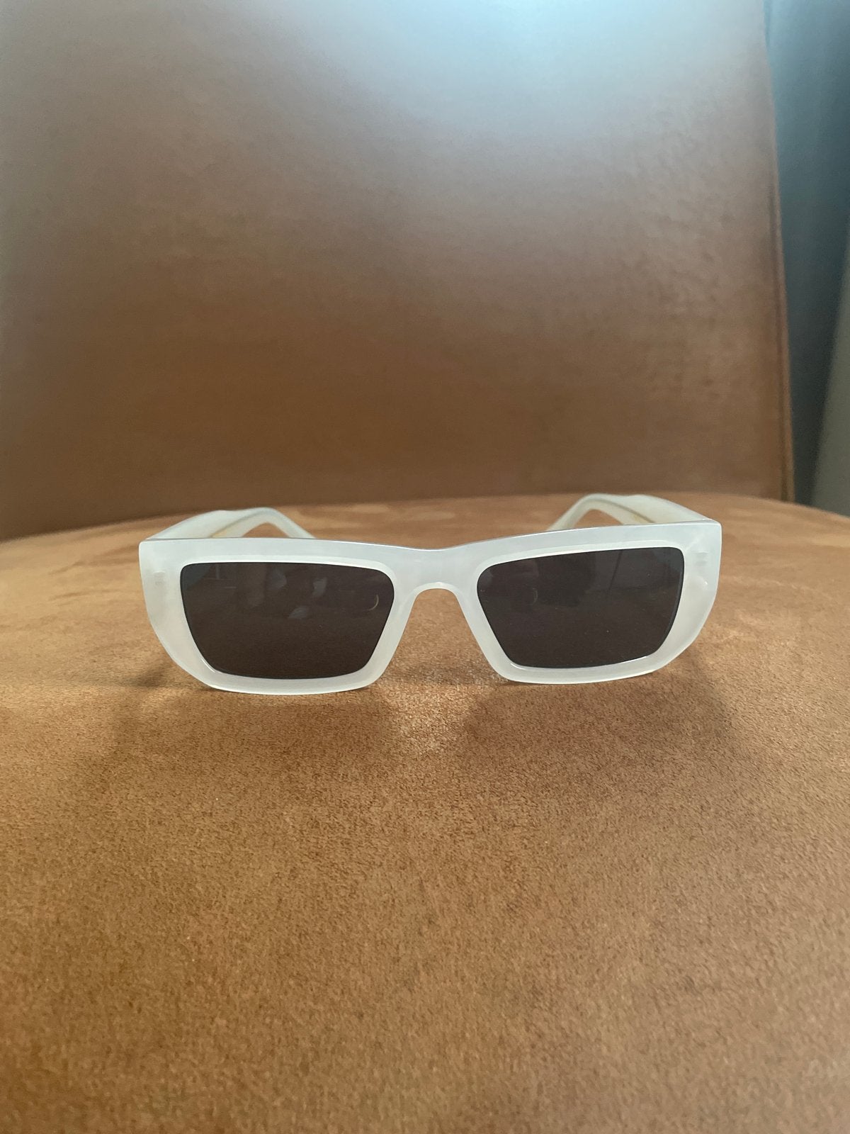 Stijlvolle Witte Zonnebril - Trendy en Beschermend, Zonnebril, Wit, Nieuw, Ophalen
