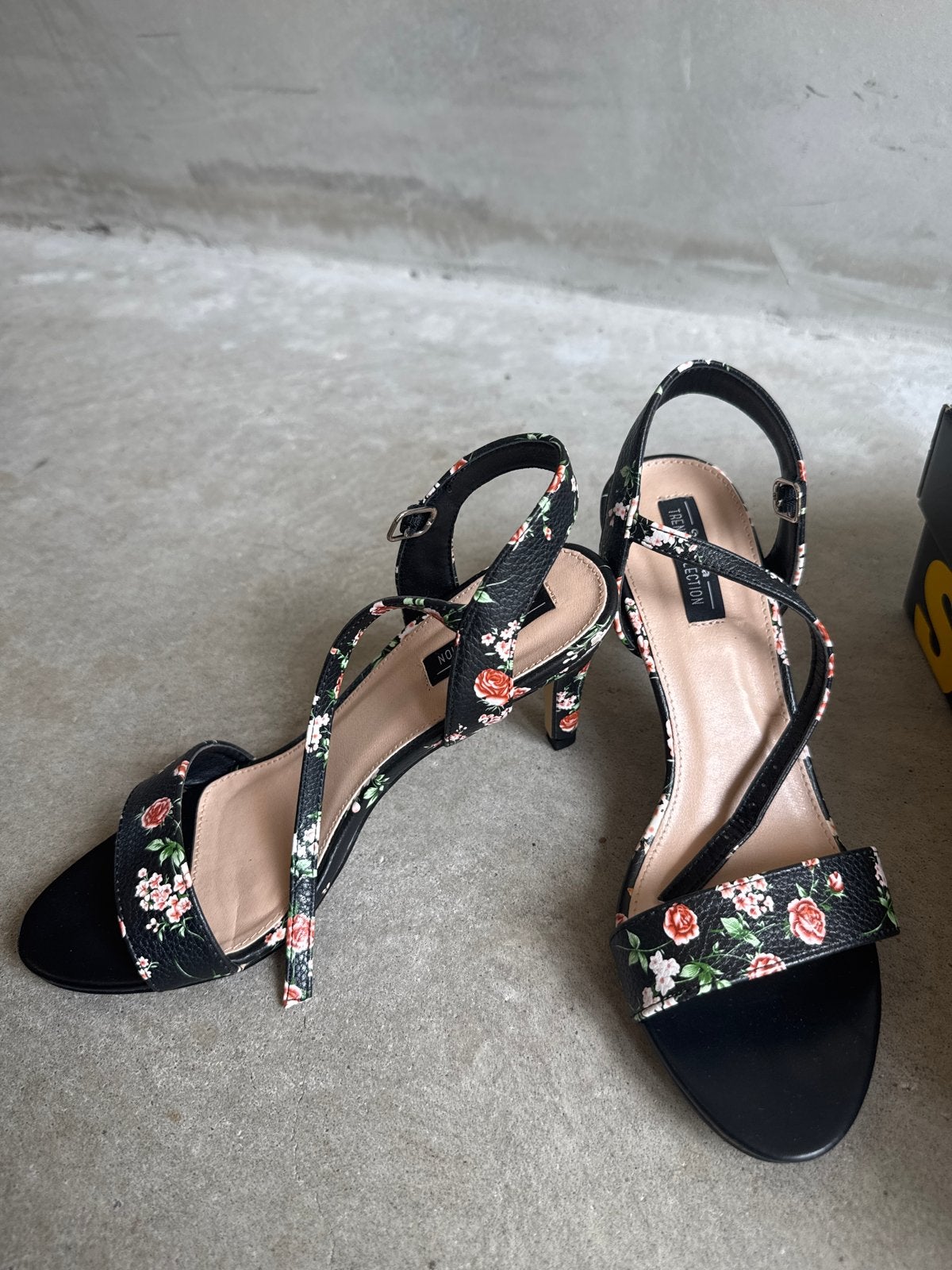 Sacha bloemenprint sandalen met hak - Maat 39, Ophalen of Verzenden, Zo goed als nieuw, Zwart, Sandalen of Muiltjes