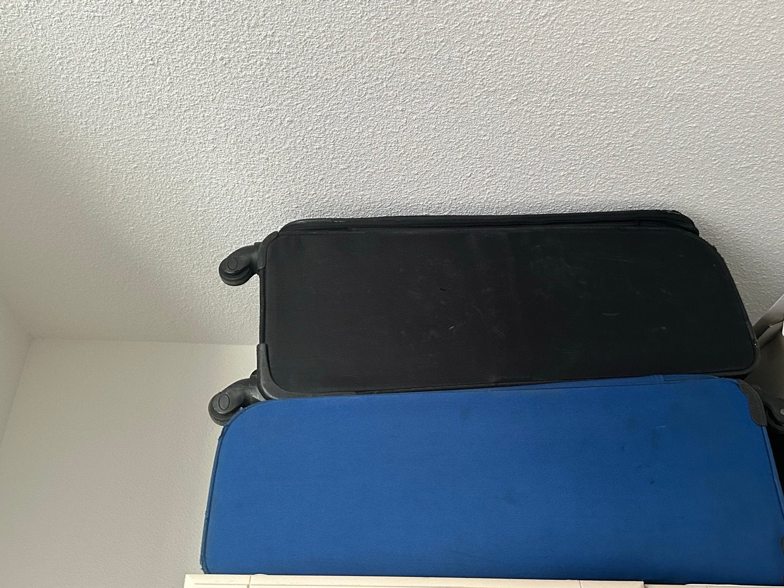 Reiskoffer (rood en blauw beschikbaar), Gebruikt, Zacht kunststof, 35 tot 45 cm, Uitschuifbare handgreep