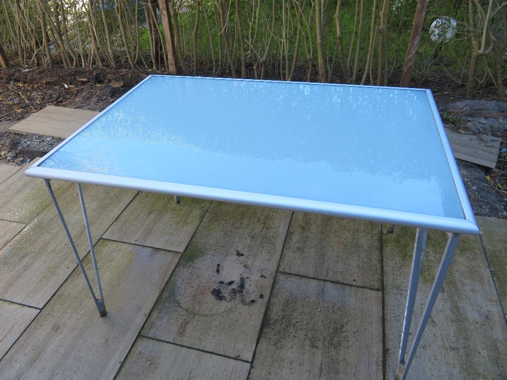 GRATIS: Tuintafel alum onderstel, melkglas blad 116cm x 77cm, Ophalen, Gebruikt, Rechthoekig, Aluminium