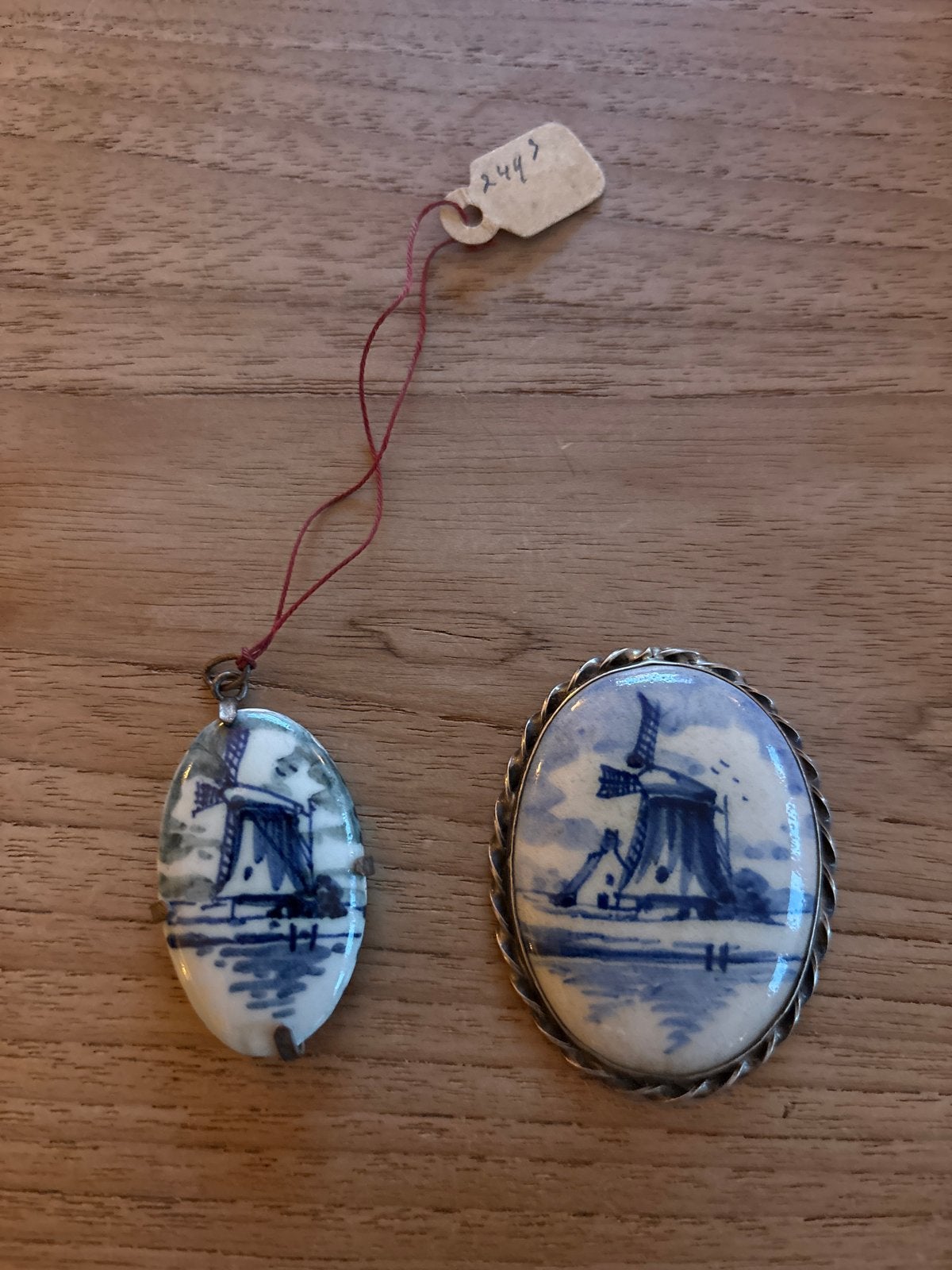 2 stuks Delfts blauw hanger met zilveren omlijsting, Gebruikt, Overige voorstellingen, Blauw, Ophalen of Verzenden
