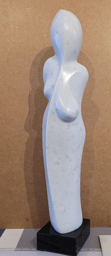Willy DE MEESTER, vrouw in Carrara-marmer, Ophalen, 50 - 100 cm, Beeld, Gemerkt
