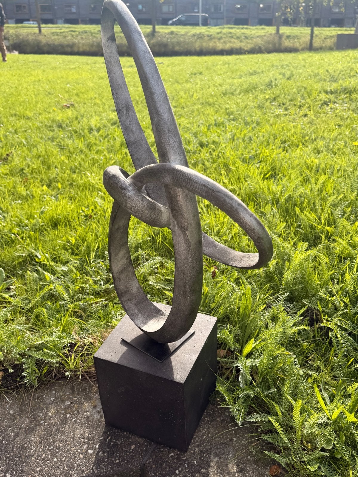 Abstracte sculptuur op sokkel - Metaal, Op sokkel, Beeld, Abstract, Modern