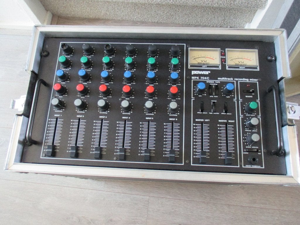 Power MPK 704C mengpaneel in flightcase, Muziek en Instrumenten, Mengpanelen, Ophalen, Gebruikt, 5 tot 10 kanalen