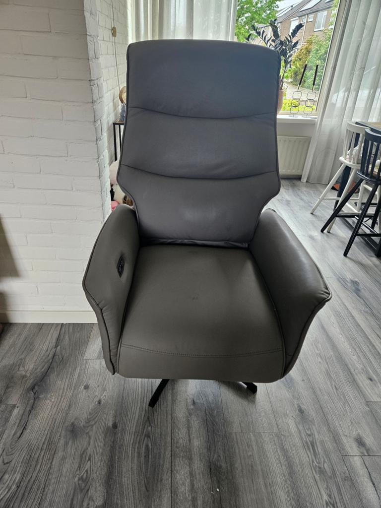 Mooie grijze elektrisch verstelbare stoel, Huis en Inrichting, Fauteuils, Ophalen, Zo goed als nieuw, 50 tot 75 cm, Leer
