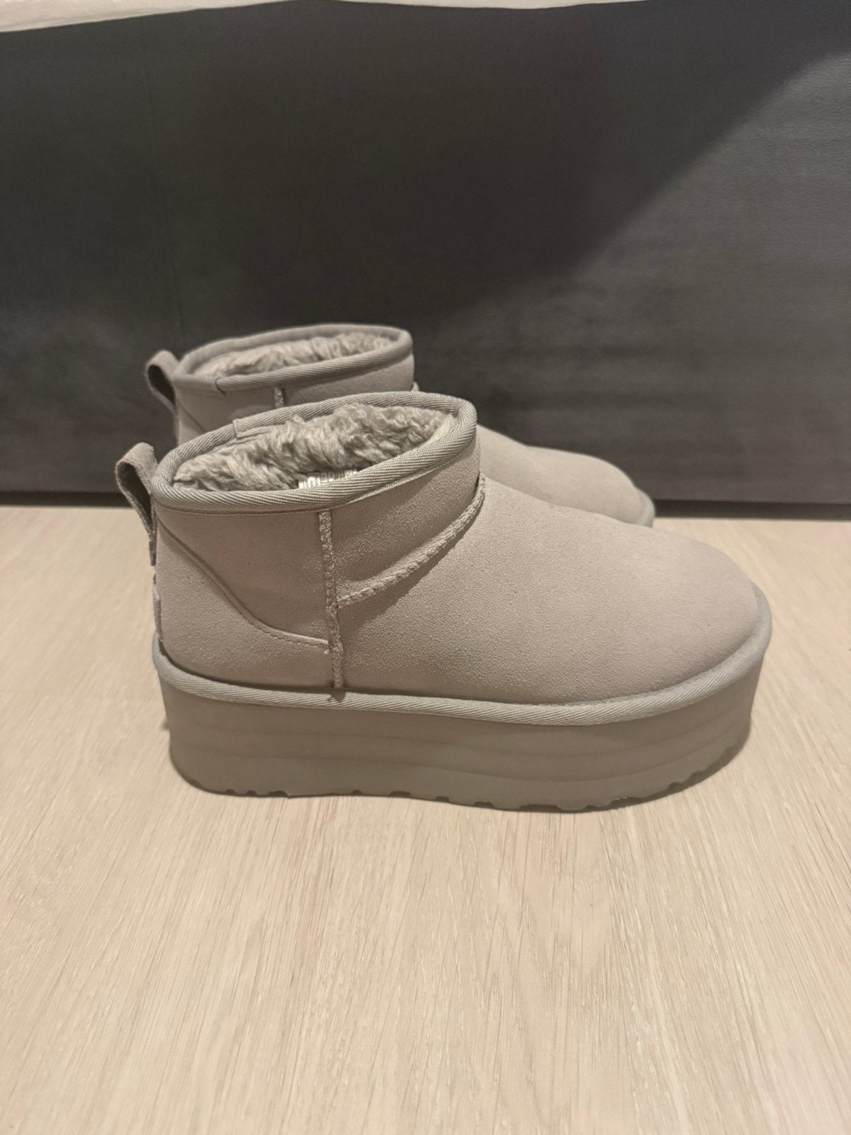 Ugg ultra mini platform, Kleding | Dames, Schoenen, Ophalen of Verzenden, Zo goed als nieuw, Grijs