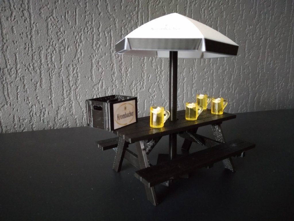 Krombacher Skol Dommelsch Kordaat Bavaria picknickset mini, Ophalen of Verzenden, Nieuw, 1:32 tot 1:50