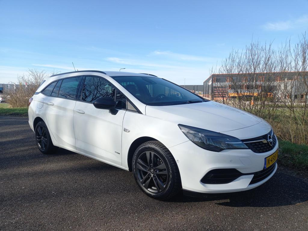 Opel Astra Sports Tourer 1.2 Design & Tech (bj 2022), Voorwielaandrijving, Gebruikt, Euro 6, Wit