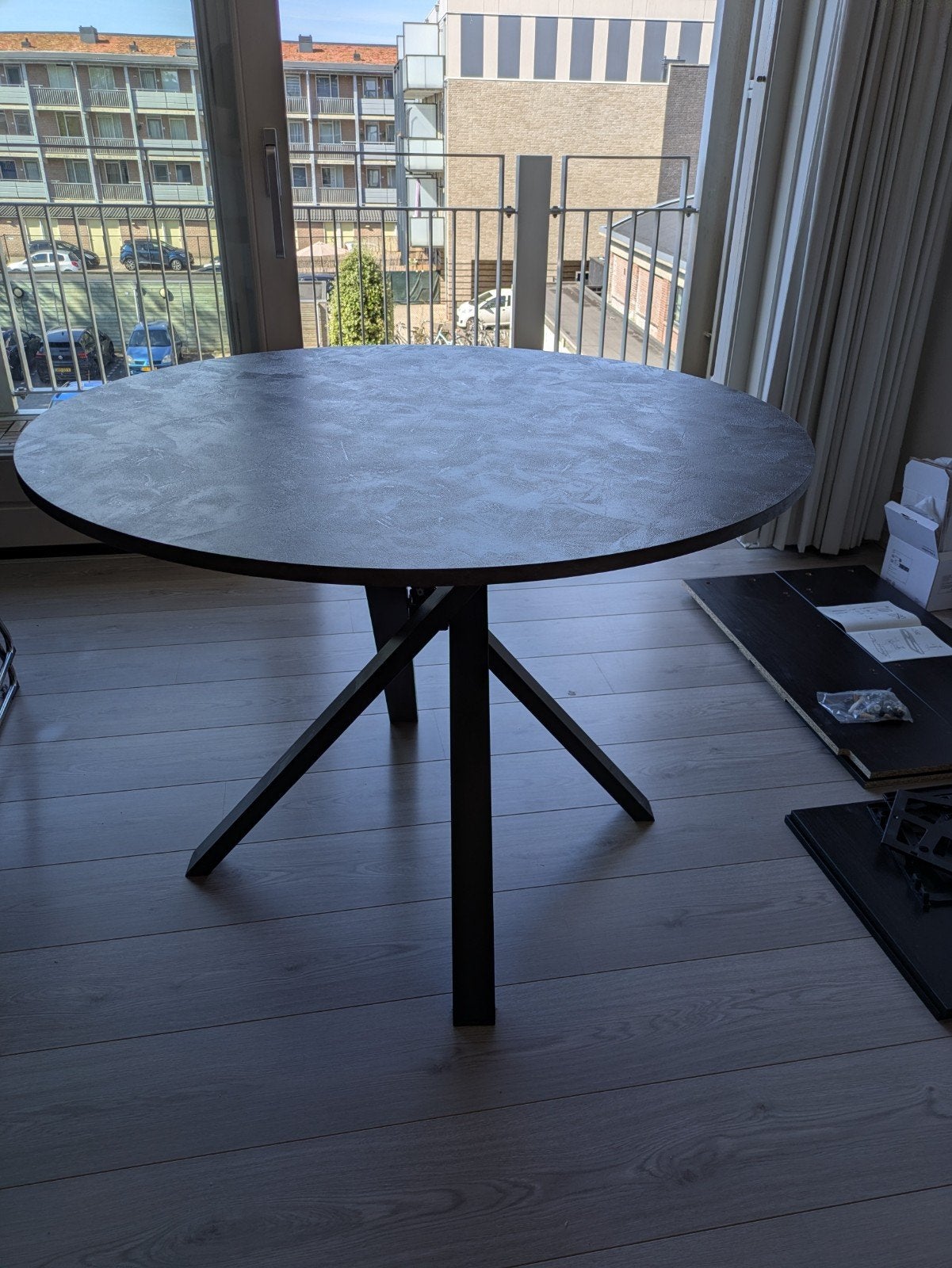 grijze ronde eettafel, Ophalen, Rond, Zo goed als nieuw, Vier personen