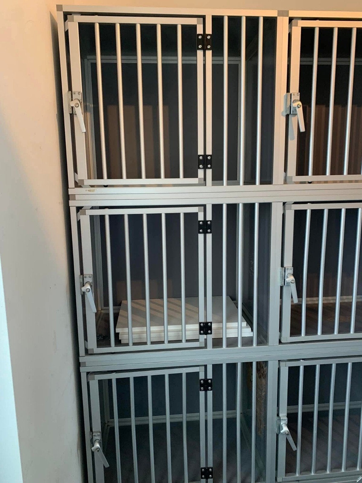 aluminium hondenbenchen 3 kooien 228lx67hx50d, Dieren en Toebehoren, Ophalen, Gebruikt