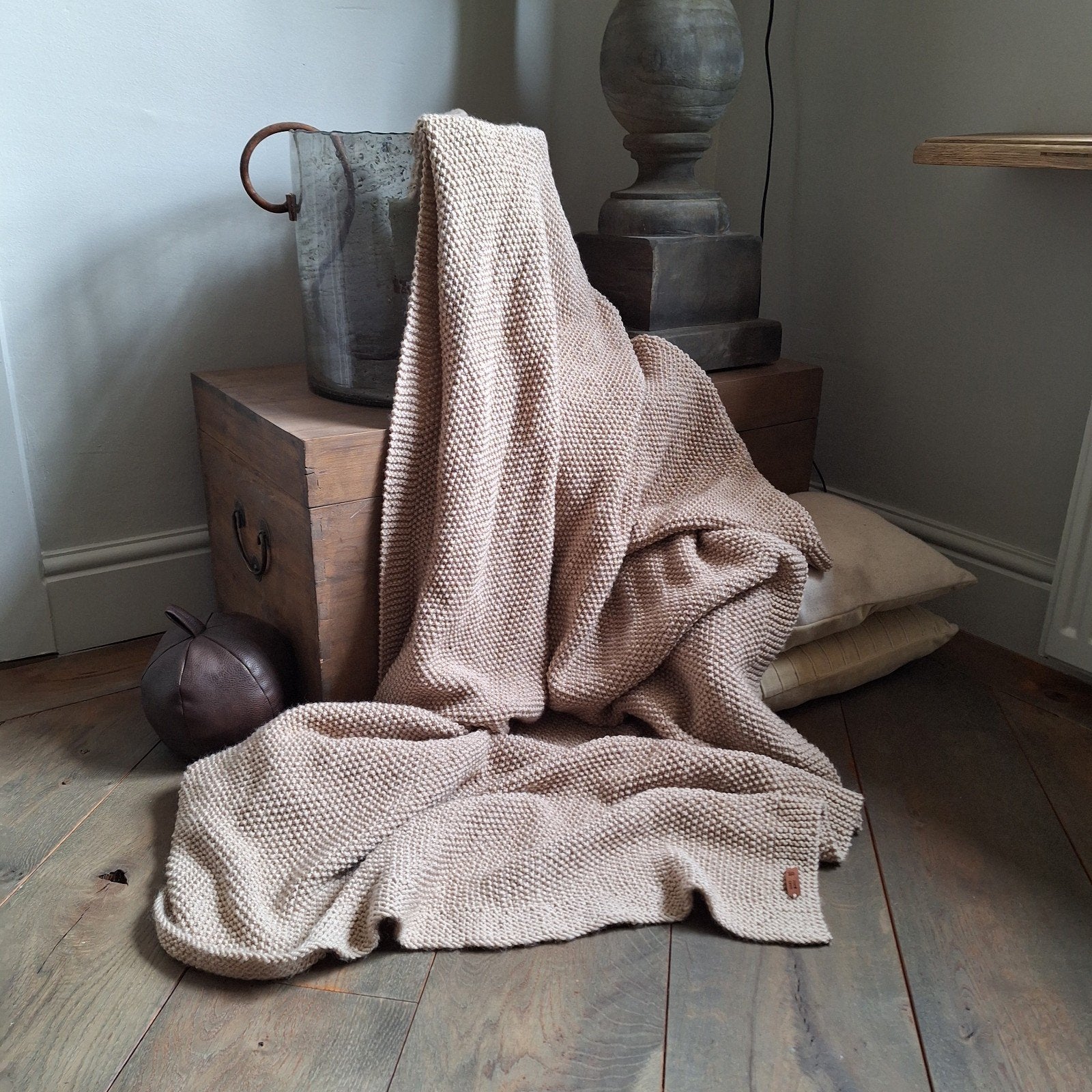 Handgebreide plaid in zandkleur, Huis en Inrichting, Woonaccessoires | Plaids en Woondekens, Ophalen of Verzenden, Nieuw