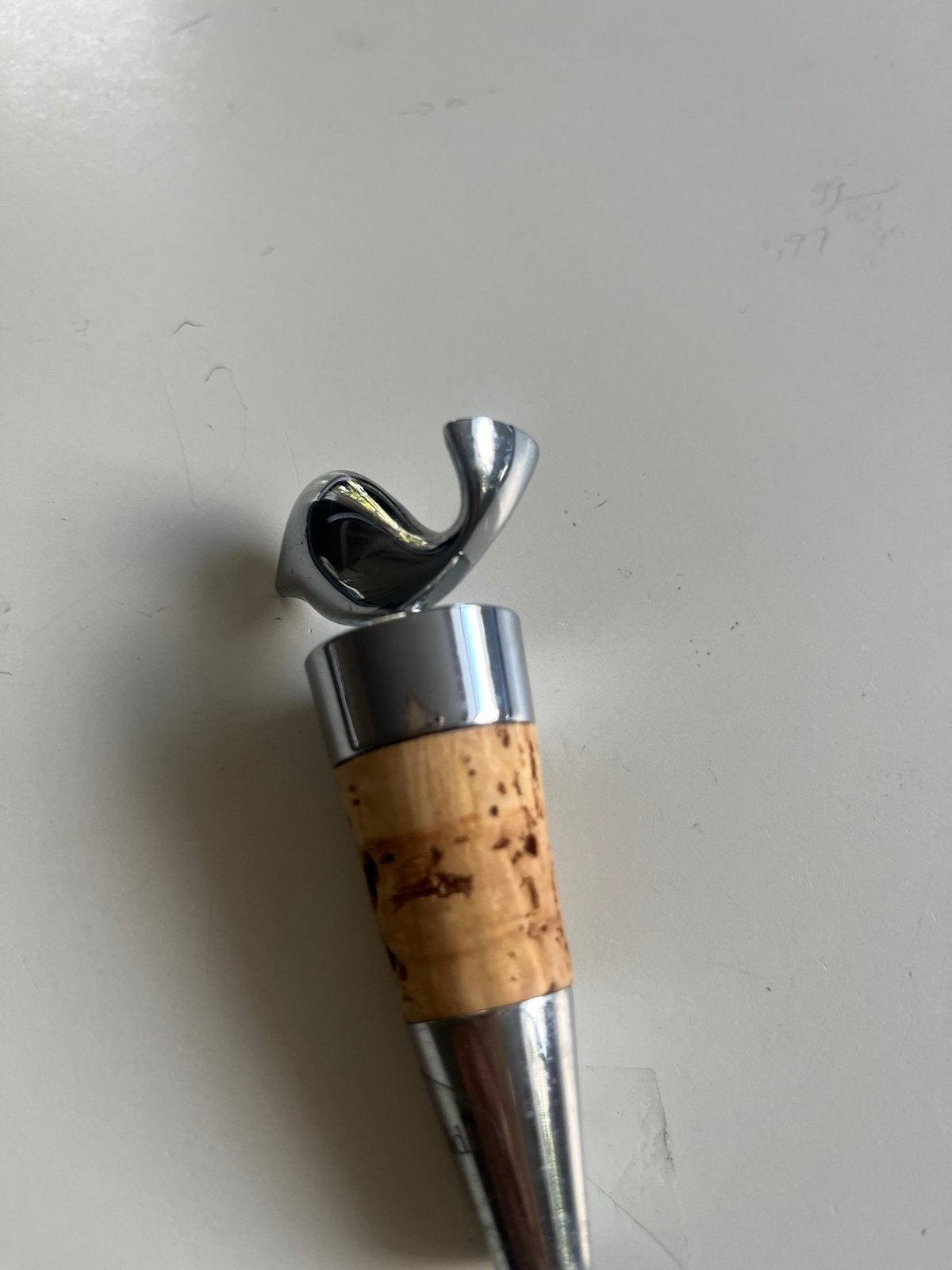 Wijnstopper met kurk en zilverkleurig design, Overige typen, Hout, Zilver, Ophalen of Verzenden