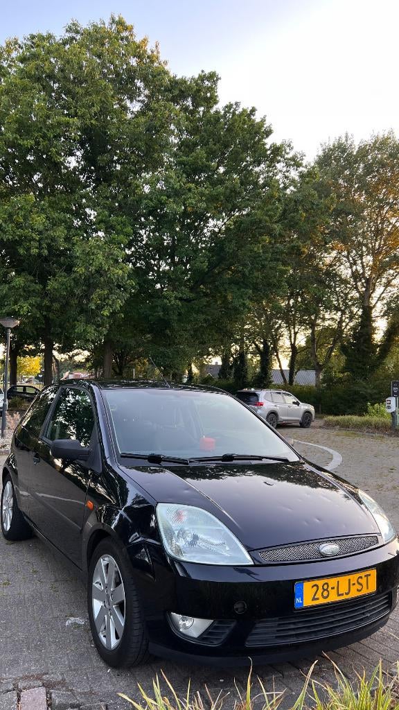 Ford Fiesta 1.6 16V 2004 Zwart, Auto's, Ford, Voorwielaandrijving, 1596 cc, 101 pk, 40 €/maand