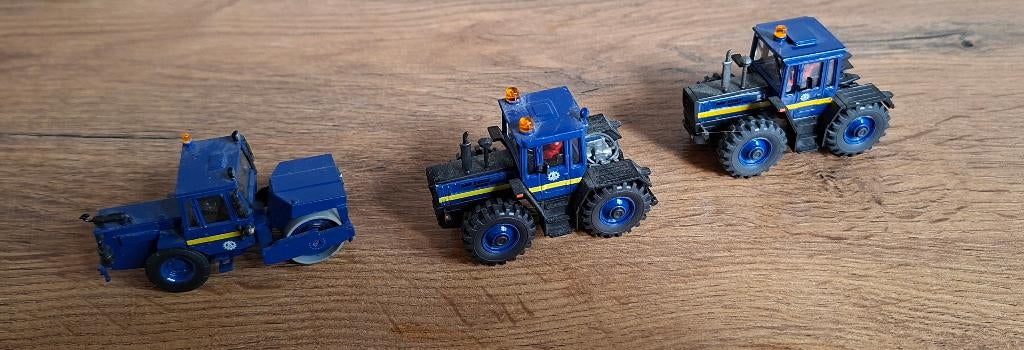 Drie Kibri 1:87 werkvoertuigen met chauffeur, Hobby en Vrije tijd, Ophalen of Verzenden, Bus of Vrachtwagen, Overige merken