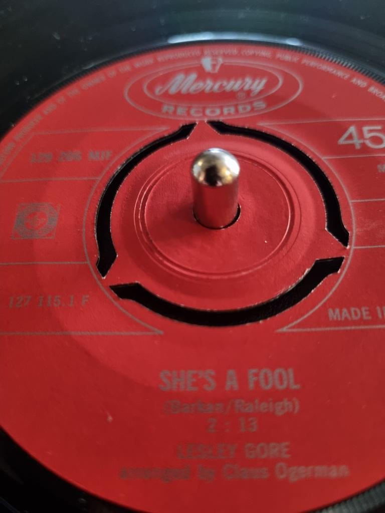 Lesley Gore - She's A Fool / The Old Crowd (Single), Cd's en Dvd's, Vinyl Singles, 7 inch, Single, Ophalen of Verzenden, Zo goed als nieuw