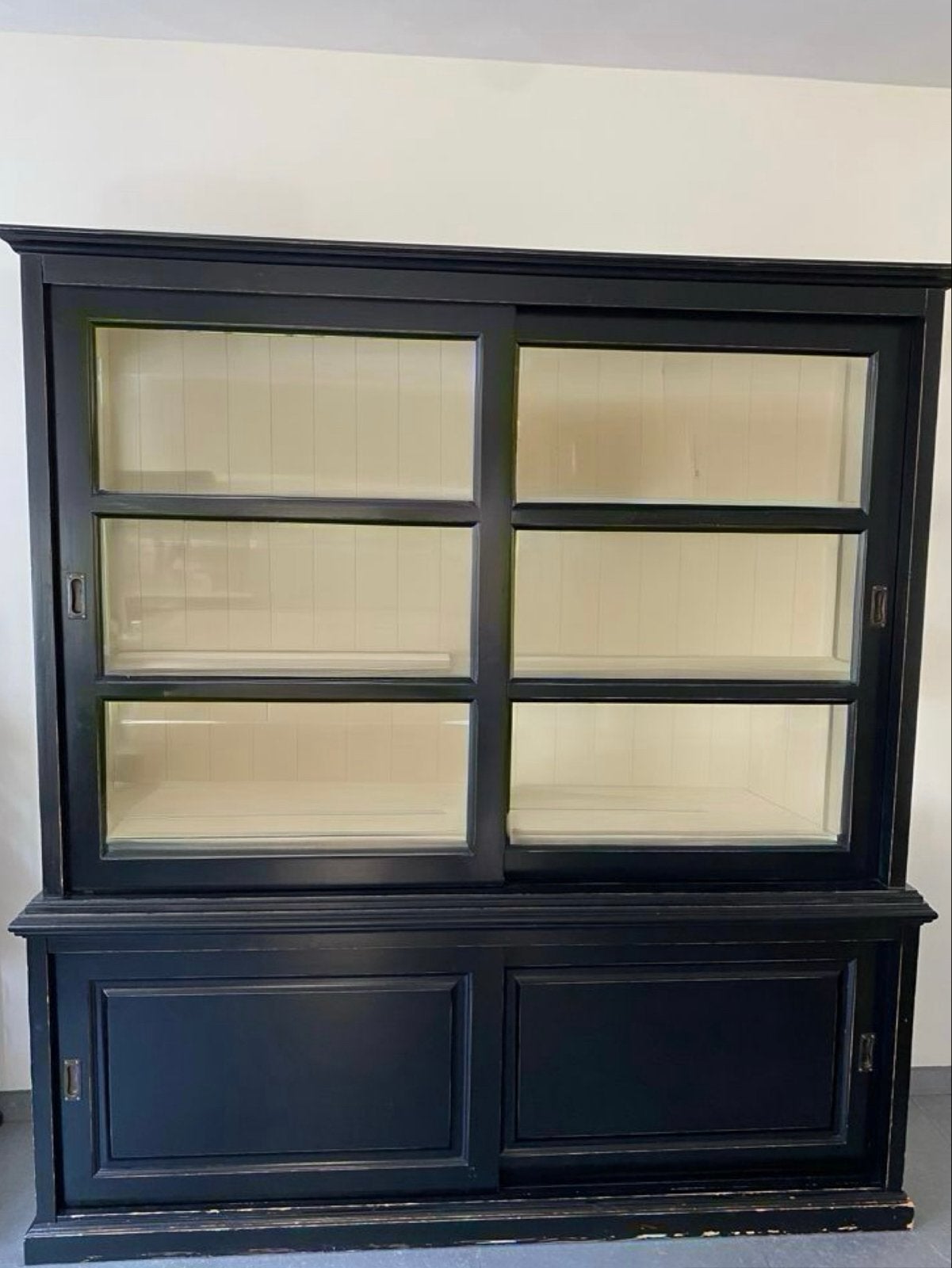 Zwarte buffet vitrinekast met schuifdeuren, Ophalen, Gebruikt, 100 tot 150 cm, 25 tot 50 cm
