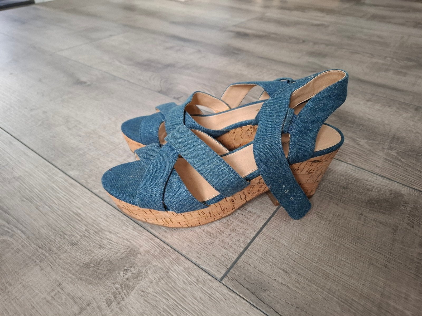 Skechers spijkerstof sleehak sandalen maat 38, Skechers, Blauw, Zo goed als nieuw, Sandalen of Muiltjes
