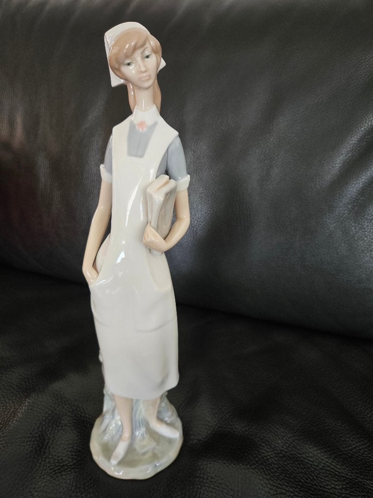 Lladro beeldje van verpleegster, Ophalen, Steen of Keramiek, Beeld, Meerkleurig