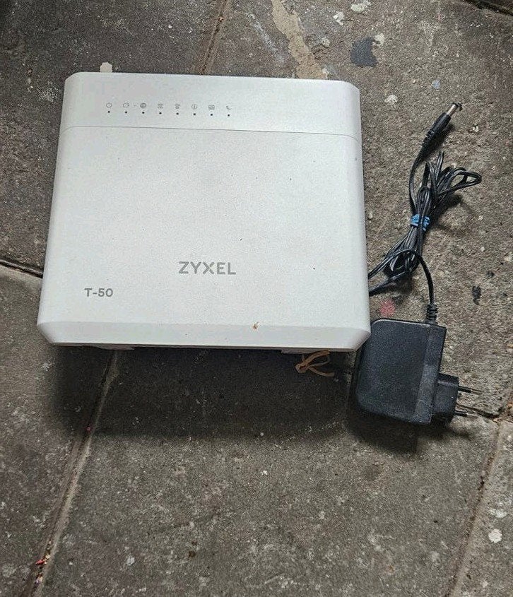 Zyxel T-50 Router met modem - Zo goed als nieuw, Computers en Software, Routers en Modems, Ophalen of Verzenden, Zo goed als nieuw