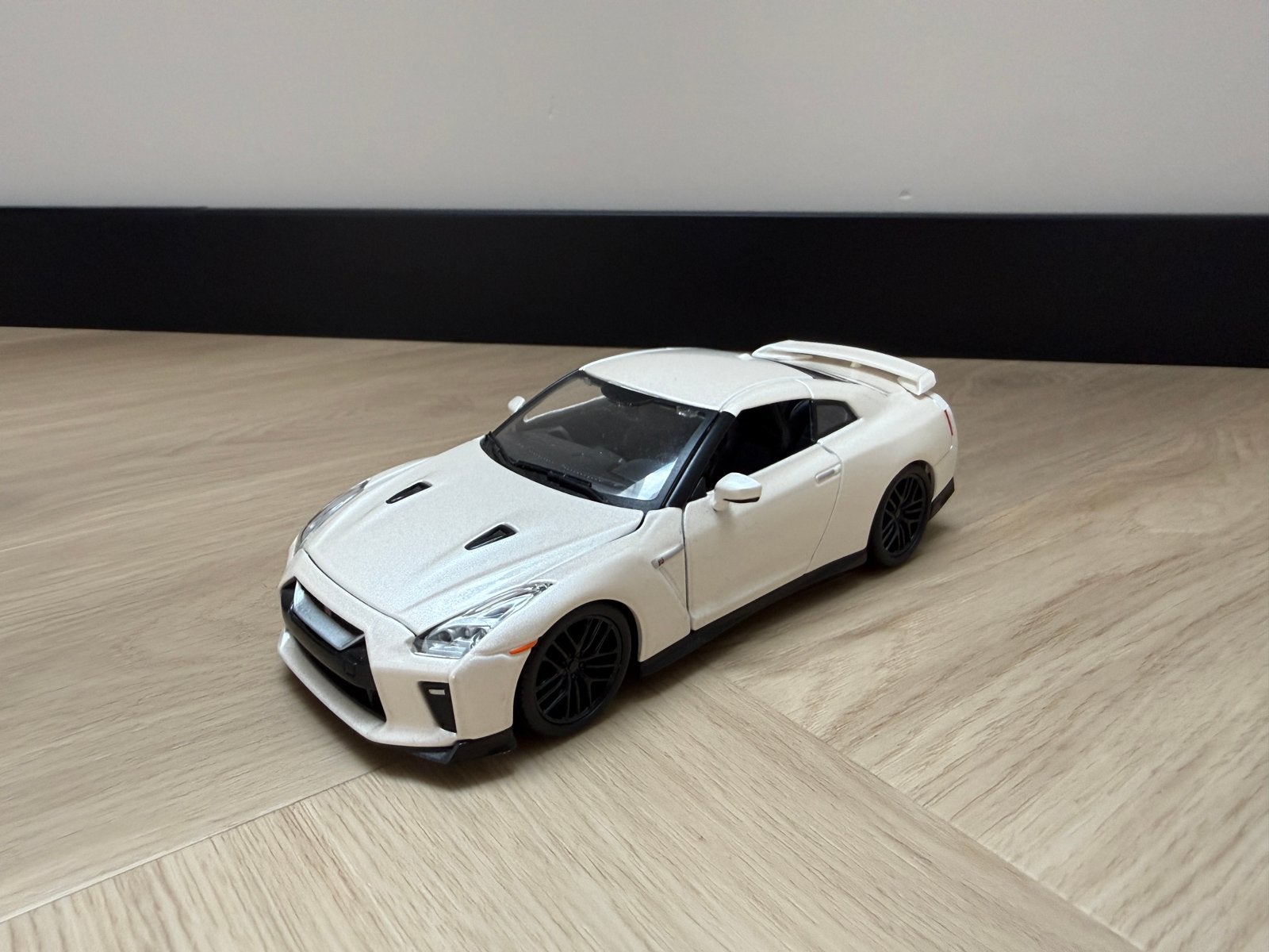 Bburago Nissan R35 GTR 2017 Wit 1:24, Ophalen of Verzenden, Zo goed als nieuw, Bburago