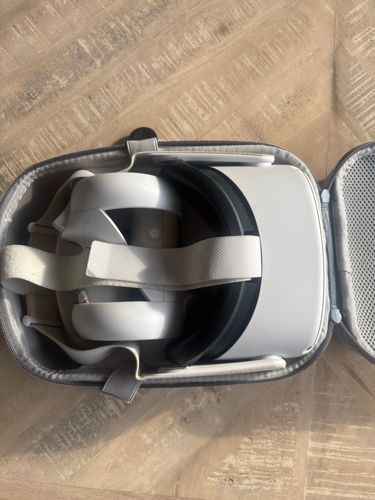 Oculus Quest 2 VR-bril met controllers en draagtas, Spelcomputers en Games, Virtual Reality, Ophalen, Zo goed als nieuw, VR-bril