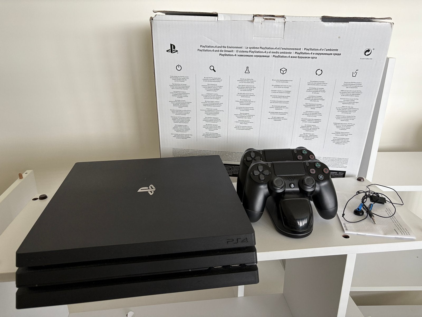 PS4 Pro 1 TB + 2 Controllers + Charging Dock + Box, Spelcomputers en Games, Spelcomputers | Sony PlayStation 4, Met 2 controllers