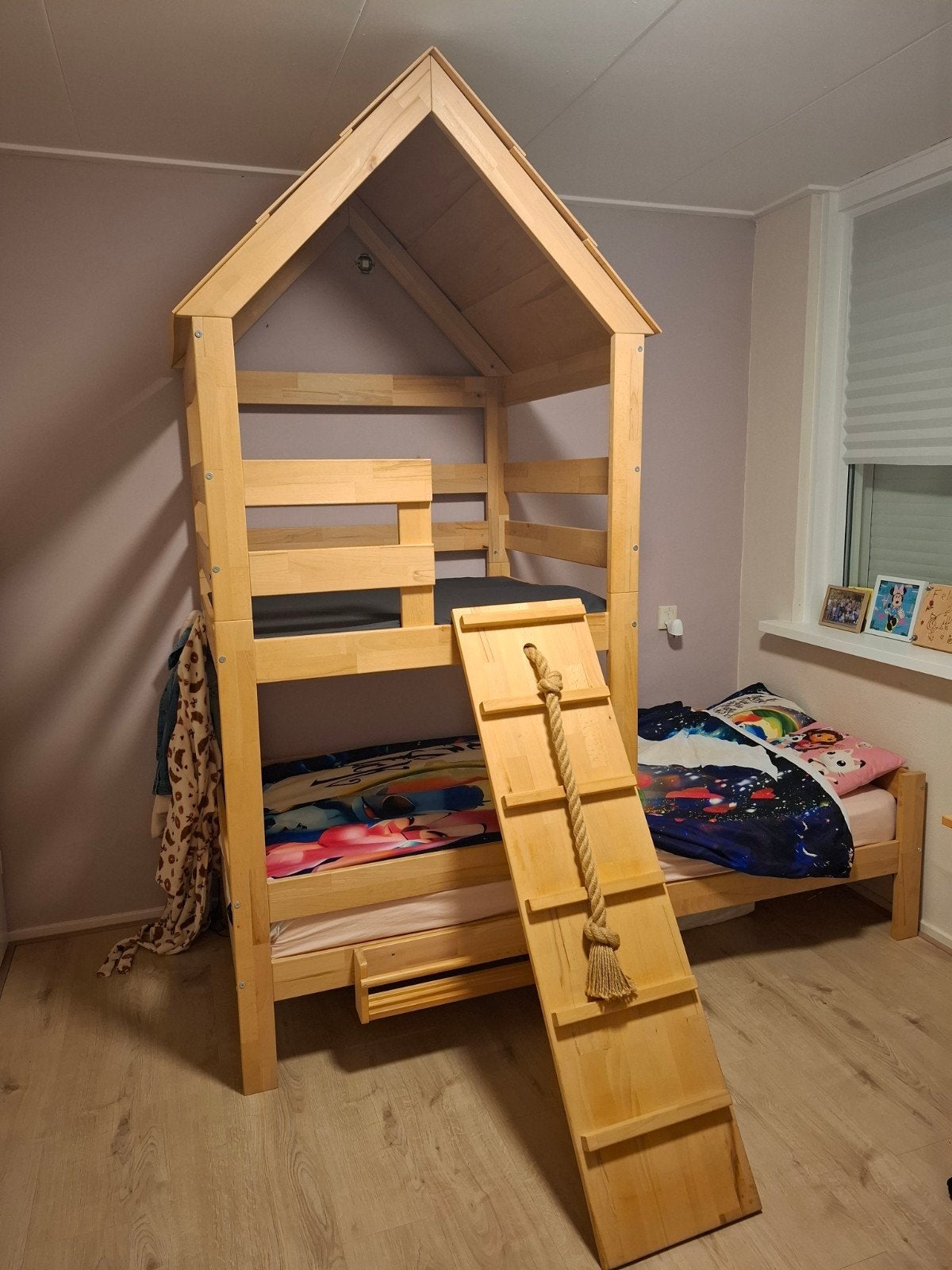 bed met huisje en klimtrap - perfect voor kinderen!, Huis en Inrichting, Ophalen, Eenpersoons, 90 cm, Stapelbed