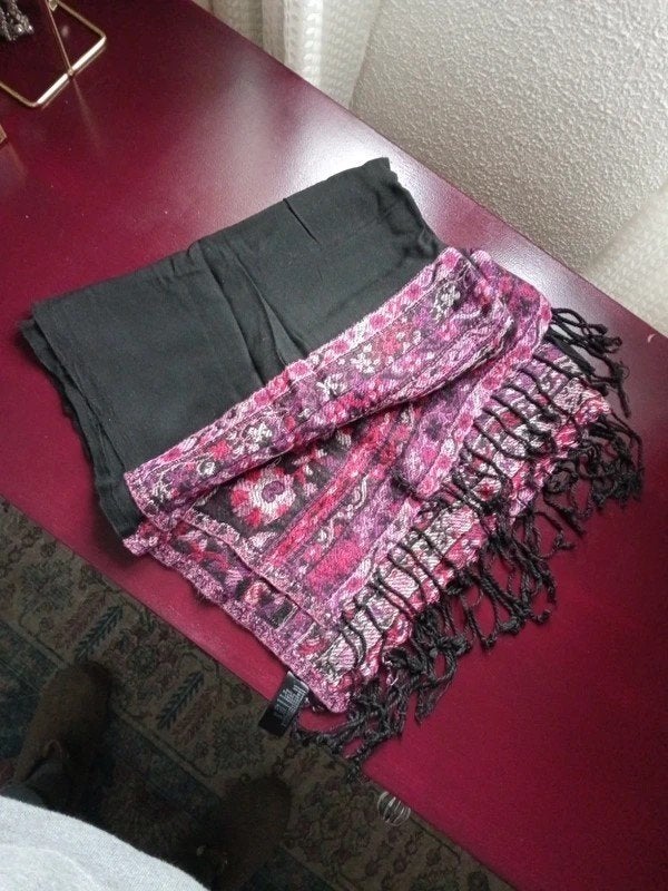 zwart roze sjaal met franjes van h&m, Kleding | Dames, H&M, Verzenden, Maat 46/48 (XL) of groter, Zo goed als nieuw