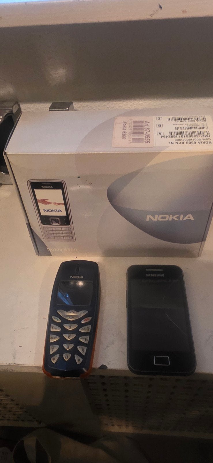 Nokia 6300 en Nokia 3310 (oud model) met doos, Ophalen, Gebruikt, Zwart, Fysiek toetsenbord