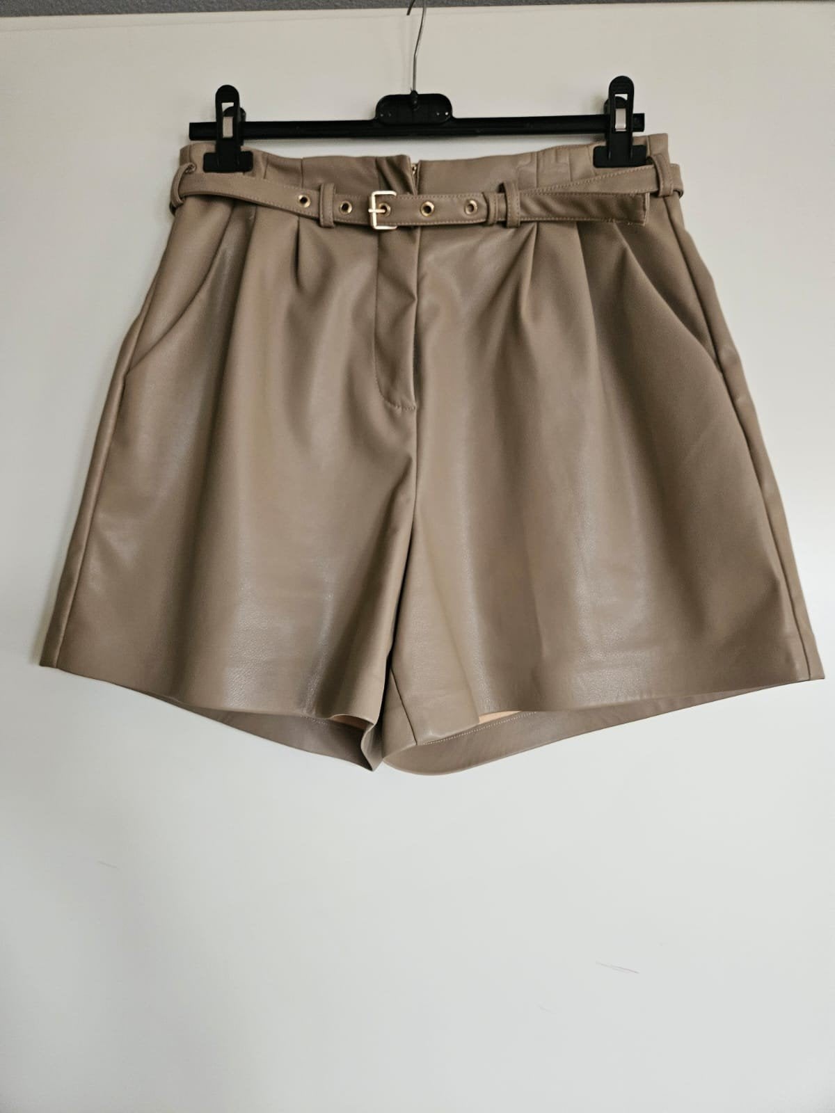 Beige leren shorts met riem - Maat 38/40 (M), Maat 38/40 (M), Kort, Beige, Ophalen of Verzenden
