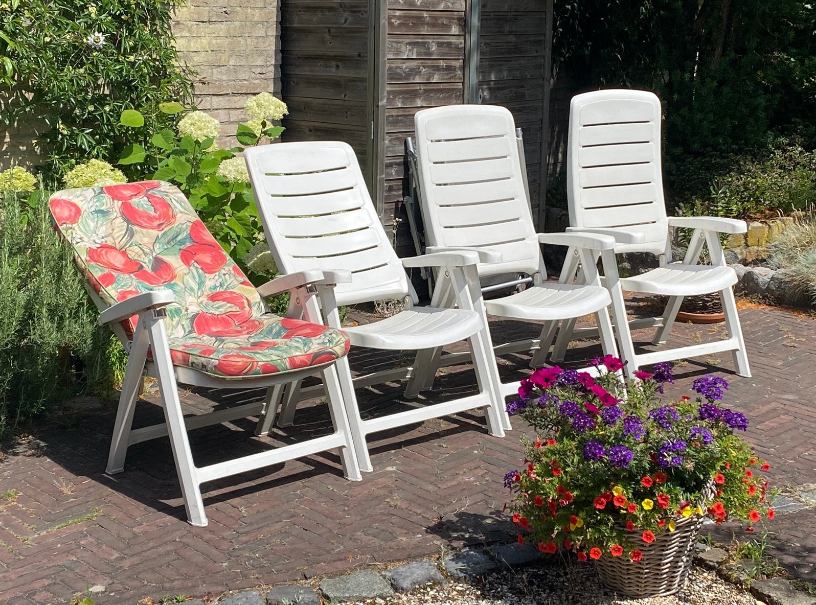 Witte tuinstoelen: kunstsof, verstelbaar en opklapbaar, Ophalen, Zo goed als nieuw, Kunststof, Verstelbaar