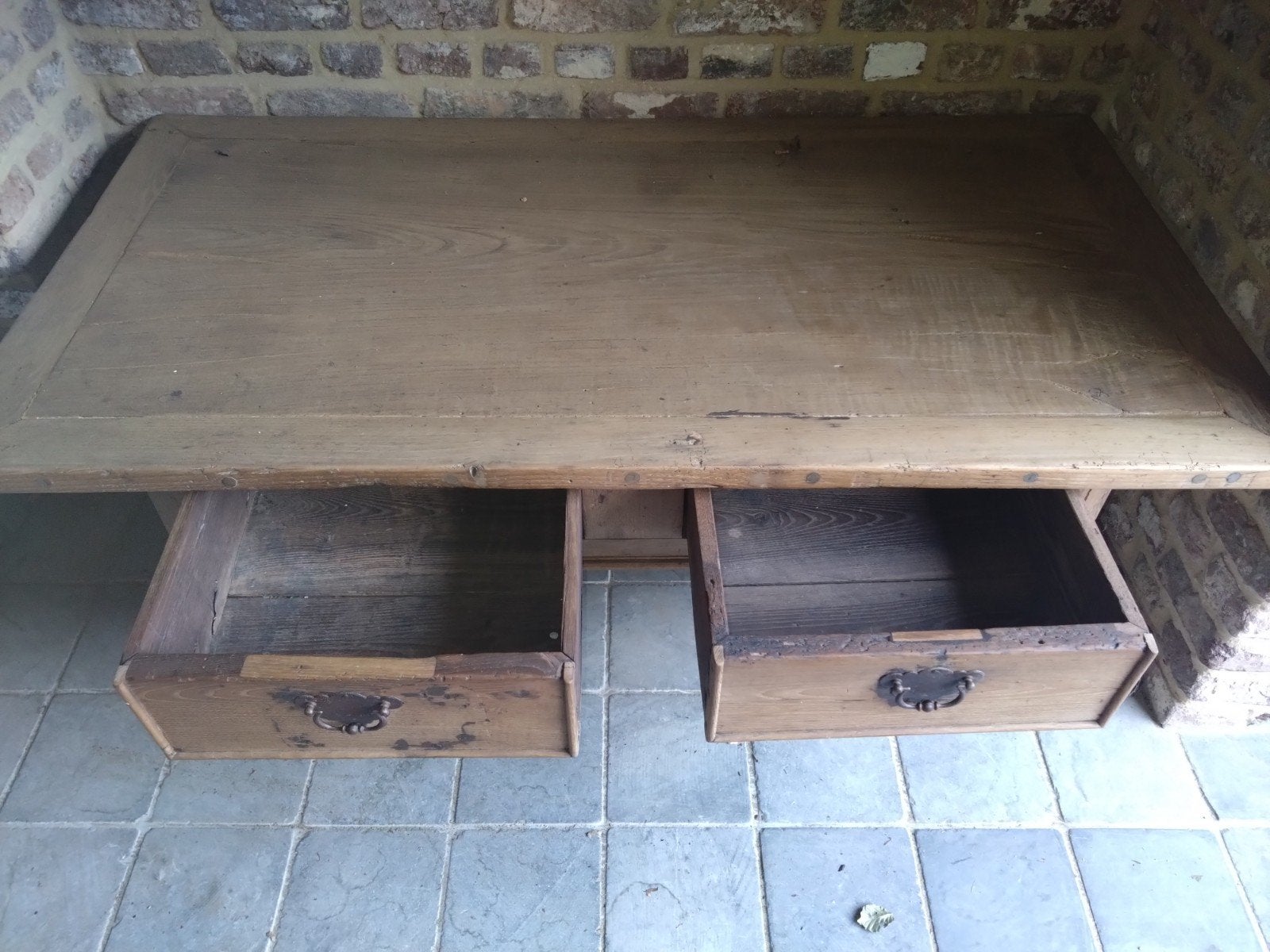 Rustieke houten salontafel met lades, Antiek en Kunst, Antiek | Meubels | Tafels, Ophalen of Verzenden