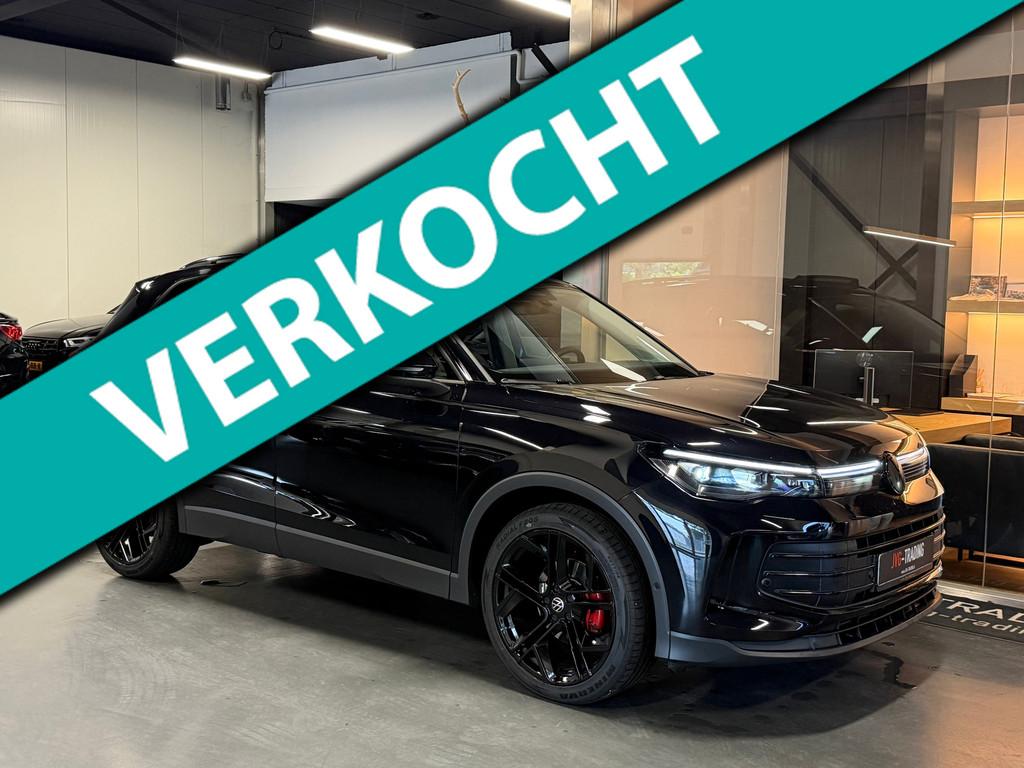 Volkswagen Tiguan 1.5 eTSI Panorama Blackstyle Camera Trekha, Auto's, Stof, Zwart, 4 cilinders, Zwart