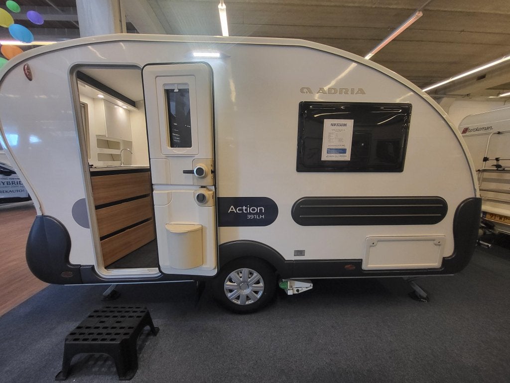 Adria Action 391 LH; nieuwstaat en super compleet, Caravans en Kamperen, Caravans, Tot en met 2, Bedrijf, 750 - 1000 kg, Adria