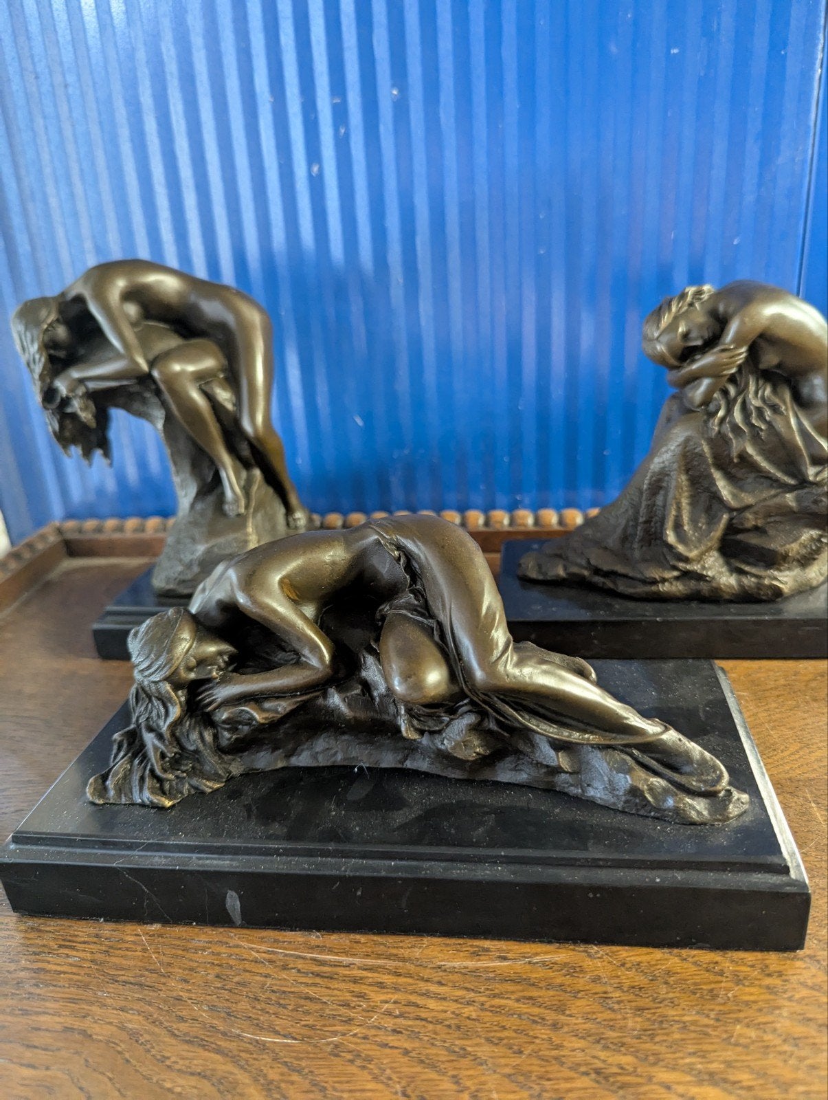 Set van 3 bronzen beelden van liggende en zittende vrouwen, Ophalen of Verzenden, Brons, 20 - 50 cm, Beeld