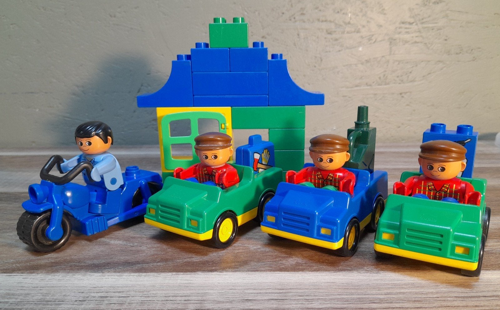 DSC4 - schoencadeau - 3 auto's, 1 motor, huis en 4 poppetjes, Ophalen of Verzenden, Duplo
