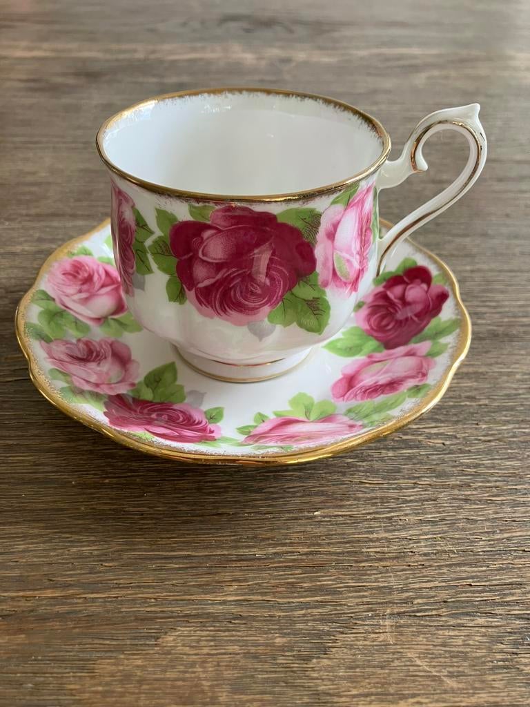 Royal Albert “Old Englisch Rose”, Ophalen of Verzenden, Zo goed als nieuw, Porselein, Kop en/of schotel