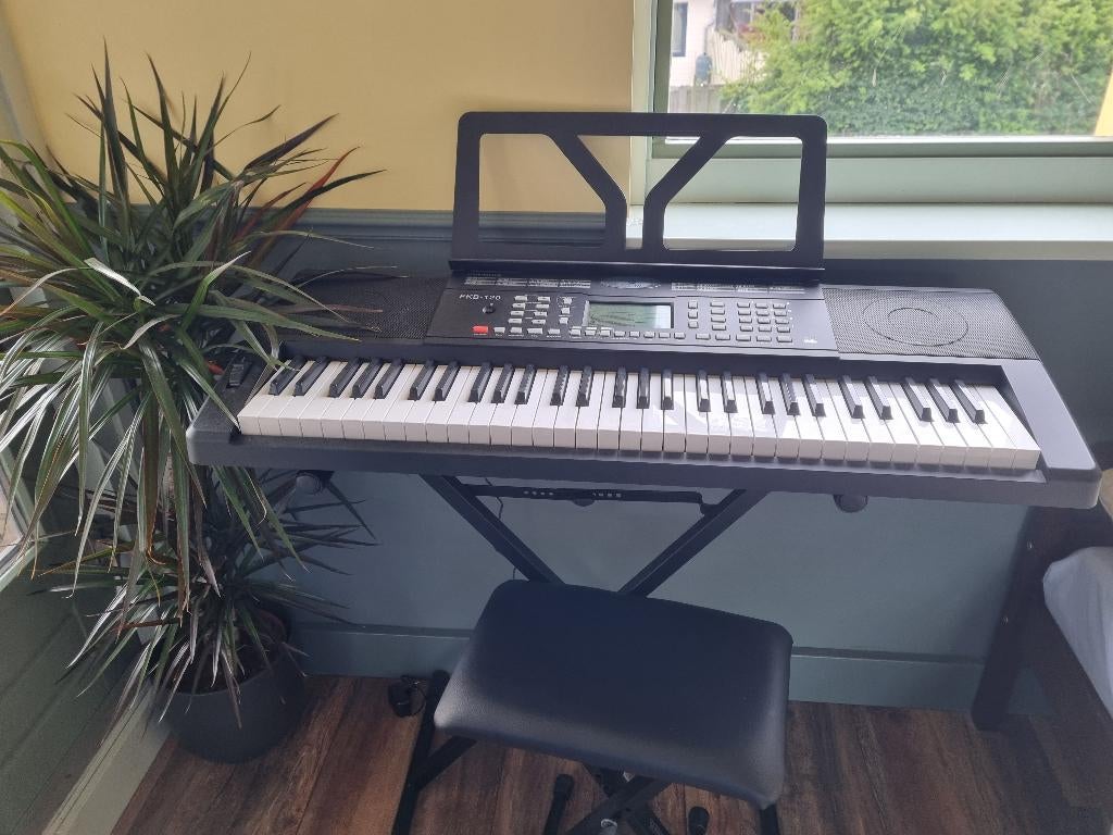 Keyboard met stoel en standaard, Ophalen, Zo goed als nieuw, 61 toetsen, Overige merken