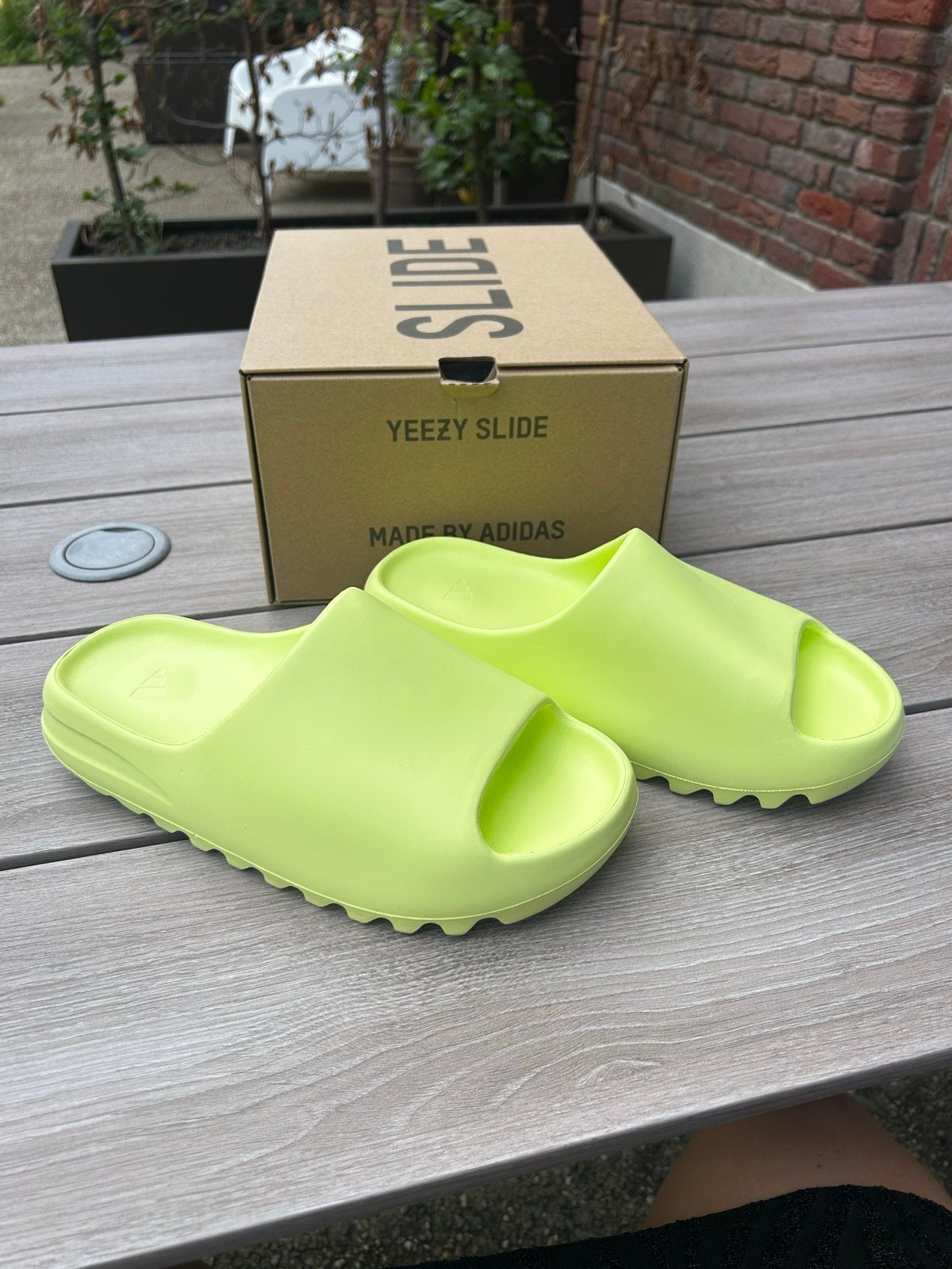 Yeezy Slide Glow Green - Maat 43, Ophalen, Nieuw, Overige kleuren, Slippers