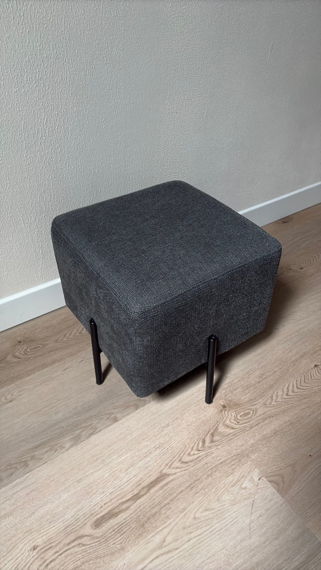 Poef / voetenbank grijs ZO GOED ALS NIEUW, Ophalen of Verzenden, Zo goed als nieuw, Rechthoekig, Minder dan 50 cm